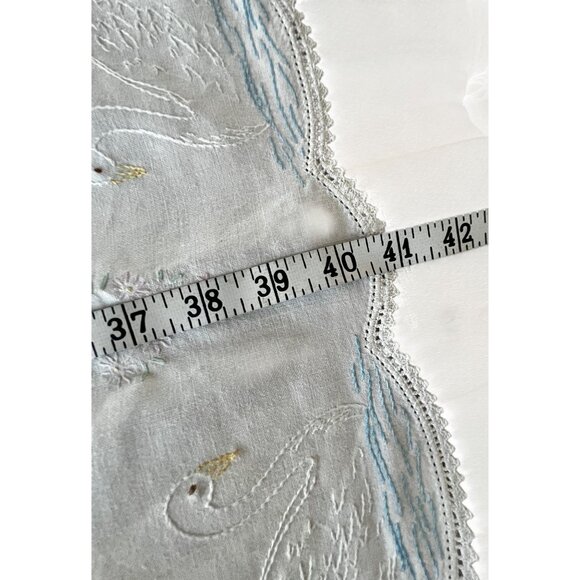 White Linen Table Runner Embroidered Swans Crocheted Edges 41x16 Wedding Dresser - Picture 2 of 11
